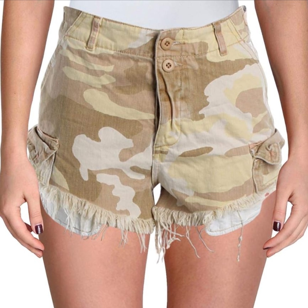 FP We the Free Women’s 0 Distressed Neutral Camo Desert Combo Cut-Off Shorts EUC
